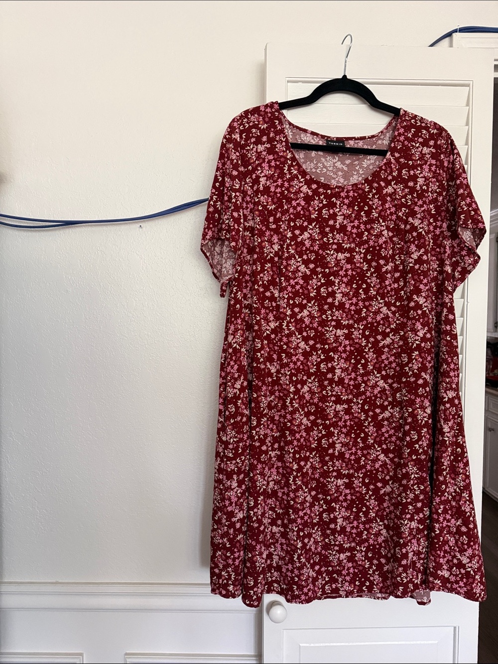 torrid Red Floral Scoop Neck Swing Dress. Maybe worn 1 time ❤️